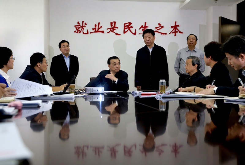 （资料图）李克强2016年5月6日考察人力资源社会保障部，与正在会商农民工就业形势的工作人员展开讨论。有关负责人介绍一季度农民工就业形势总体平稳但仍存在隐忧。总理为他们“支招”:加大服务业吸纳农民工就业能力；加快农民工就近就地创业就业。促进他们就业的产业转型和空间转型。